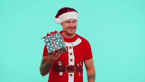 Mann-Im-Roten-Weihnachts-T-Shirt-Mit-Geschenkbox-Und-20-Prozent-Rabatt-Aufschrift,-Banner-Textnotiz