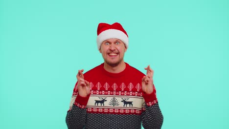 Mann-Im-Weihnachtspullover-Wünscht-Sich-Viel-Glück-Und-Freut-Sich-über-Den-Erhalt-Der-Lang-Erwarteten-Geschenkbox-Feier