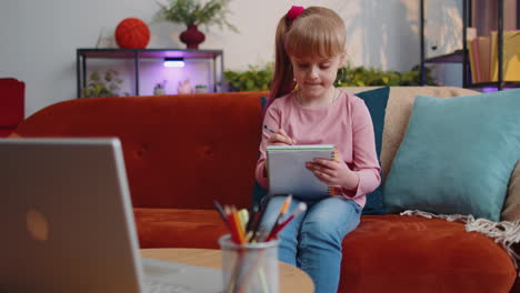 Online-Bildungsvideoanruf-Am-Laptop-Eines-Mädchens-Zu-Hause,-Moderne-E-Learning-Fernausbildung