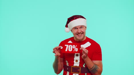 Mann-Im-Roten-Weihnachts-T-Shirt-Zeigt-Geschenkbox-Und-70-Prozent-Rabatt-Aufschrift,-Banner-Textnotiz