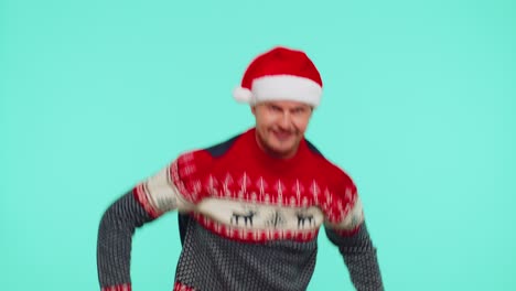 Loco-Con-Suéter,-Sombrero-De-Navidad-De-Papá-Noel,-Demostrando-La-Lengua-Afuera,-Bromeando-Haciendo-Muecas