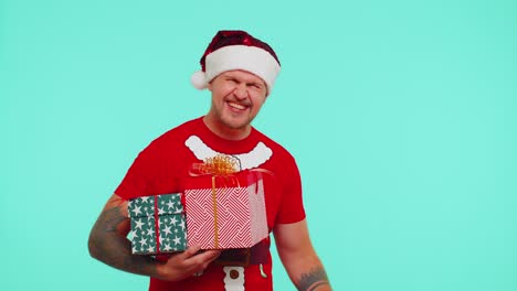Mann-Im-Weihnachts-T-Shirt-Zeigt-Geschenkboxen-Und-30-Prozent-Rabatt-Aufschriften,-Banner-Textnotiz