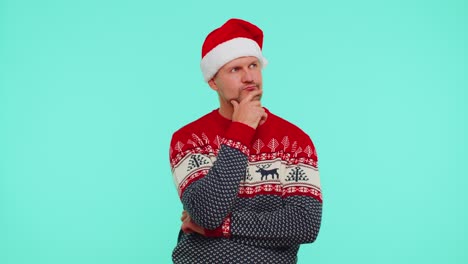 Un-Hombre-Emocionado-Con-Un-Suéter-Rojo-De-Navidad-Hace-Un-Gesto-Y-Levanta-El-Dedo-Se-Le-Ocurrió-Un-Plan-Creativo,-Una-Buena-Idea