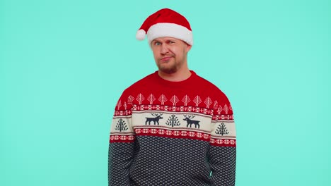 Hombre-Confundido-Con-Suéter,-Sombrero-De-Navidad-De-Papá-Noel,-Señalando-Con-El-Dedo,-Pregunta,-Dice,-¿quién,-Por-Qué-Yo,-No,-Gracias?