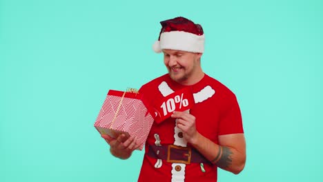 Mann-Im-Roten-Weihnachts-T-Shirt-Zeigt-Geschenkbox-Und-10-Prozent-Rabatt-Aufschrift,-Banner-Textnotiz