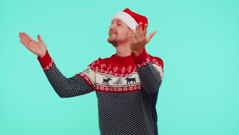 Mann-Im-Weihnachtspullover-Sendet-Viele-Luftküsse,-Blickt-In-Die-Kamera-Und-Lächelt,-Er-Vermisst-Dich,-Liebes