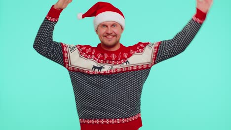 Hombre-Con-Suéter,-Sombrero-De-Navidad-De-Papá-Noel-Bailando-Baile-De-Moda-Para-Las-Redes-Sociales-Jugando-Y-Divirtiéndose