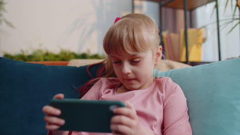 Besorgtes-Teenager-Mädchen,-Das-Zu-Hause-Begeistert-Rennvideo-Online-Spiele-Auf-Dem-Smartphone-Spielt