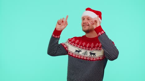 Mann-Im-Weihnachtspullover-Hört-Musik-über-Kopfhörer,-Tanzt-In-Der-Disco,-Albert-Herum-Und-Hat-Spaß