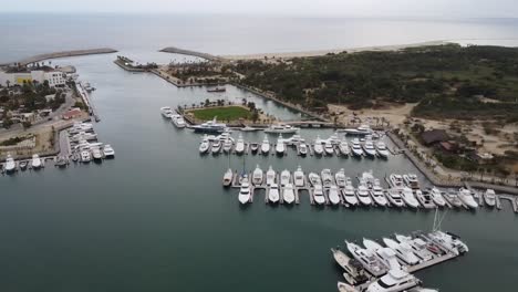 Luftaufnahmen-Des-Yachthafens-In-Der-Nähe-Von-San-Jose-Del-Cabo-In-Los-Cabos,-Mexiko,-Schwenk-Luftaufnahme-Von-Booten-Im-Hafen-An-Docks