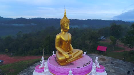 Riesige-Buddha-Luftdrohnen-Orbit-Statue,-Hoch-Aufragende-Berge,-Laos,-Thailand