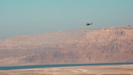Israel-Krieg-Hubschrauber-Totes-Meer-Gazastreifen-Westjordanland-Ah-64-Apache-Bombe-Gewehr-Schießen-Kampf-Schlacht-Wüste-Hamas