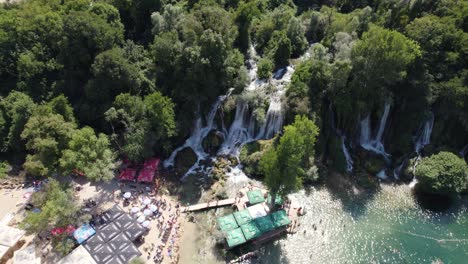 Kravica-Wasserfall-Oase-Mit-Besuchern-In-Bosnien