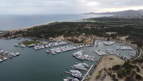 Puerto-Los-Cabos-Luftaufnahmen-Des-Yachthafens-In-Der-Nähe-Von-San-Jose-Del-Cabo-In-Los-Cabos,-Mexiko,-Mit-Im-Hafen-Angedockten-Yachten