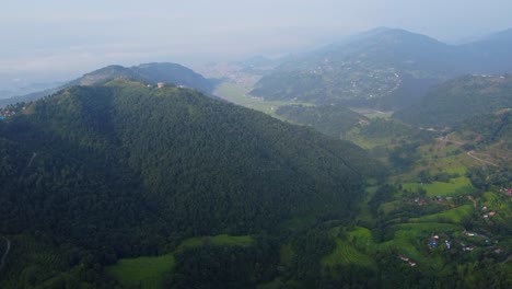 Antena-De-Montañas-Boscosas-Y-Pueblos-Rurales-En-Nepal,-Sur-De-Asia