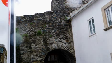 Steintorbogen-Der-Burg-Im-Dorf-Vinais,-Bragança,-Portugal