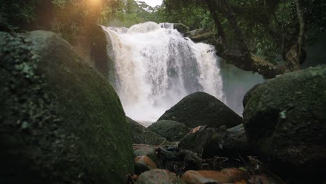 Cascada-En-Cámara-Lenta-Selva-Tropical-Hermoso-Paisaje-En-Tailandia