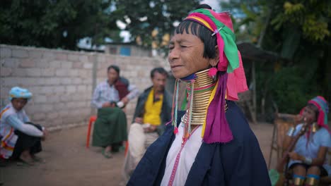 Unglaublicher-Langhalsiger-Stamm-Aus-Myanmar,-Goldene-Landkultur,-Filmisches-4K