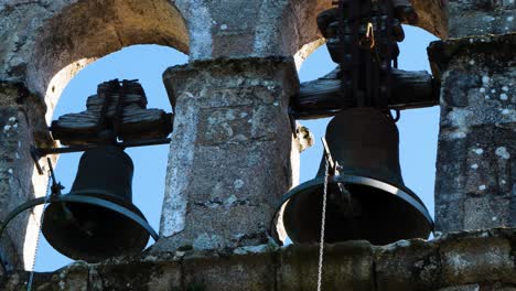 Detail-Der-Kirchenglocke-San-Martino-De-Alongos,-Toen,-Spanien