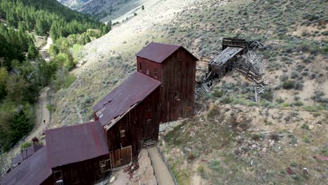 Rusted-historic-Ruins-of-Bayhorse-Mine-and-Mill-in-Idaho-Mountains