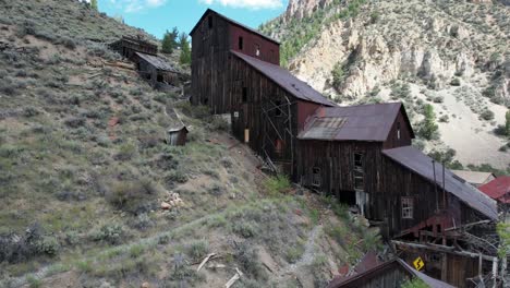 Abandoned-Mine-and-Mill-building-in-High-Mountains--aerial-ascending