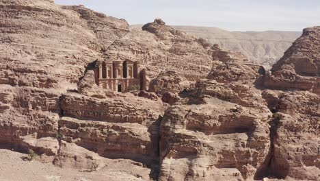 Monasterio-De-Petra-Jordania-Drone-Antena-Establecer-La-Historia-De-Oriente-Medio-Beduinos-Jordanos-Wadi-Rum-Turistas-Camellos-Burro