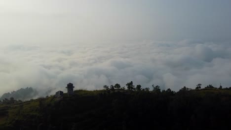 Cresta-De-Nepal-Muy-Por-Encima-De-Las-Nubes-Aérea-Descendente