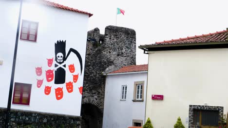 Portugiesische-Flagge-über-Burg-Vinais-Maus,-Braganza,-Portugal