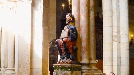 Gemeißelter-Heiliger-In-Der-Kathedrale-San-Martin,-Ourense,-Spanien