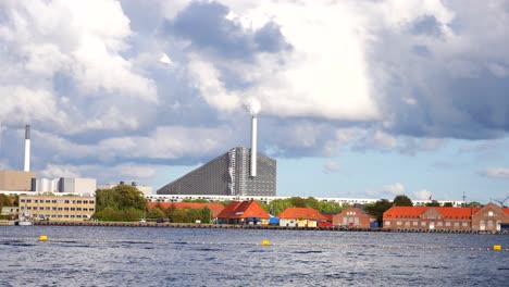 Fábrica-Que-Contamina-El-Aire,-Gases-Tóxicos-Y-Humo-En-Copenhague-Por-Agua