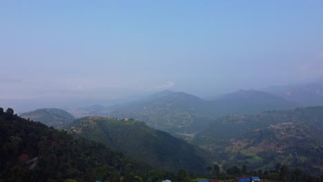 Nebliger-Himmel-über-Bergdörfern-In-Nepal,-Südasien