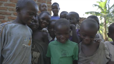 Niños-Felices,-Pobre,-áfrica,-Sonriente,-Choza,-Pueblo,-Pobreza