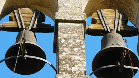 Historische-Glocken-Von-Santa-María-De-Feá,-Toén,-Ourense,-Galizien,-Spanien