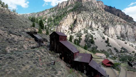 Verlassene-Bayhorse-Mine-In-Der-Felsigen-Bergkette-Von-Idaho