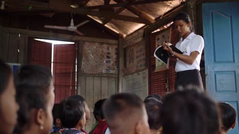 Junge-Lehrerin-Liest-Aus-Der-Bibel-In-Kambodscha