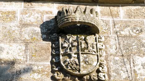 Emblematisches-Wappen-In-Der-Kirche-Santa-María-De-Fea,-Toén,-Spanien