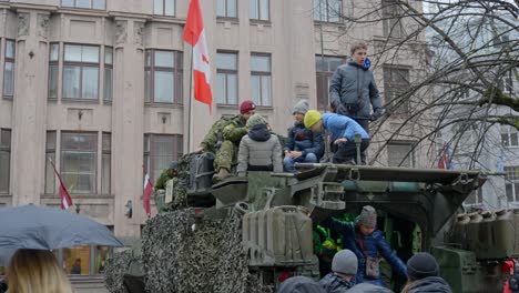 Kanadische-Militärfahrzeugausstellung-In-Der-Innenstadt-Von-Riga