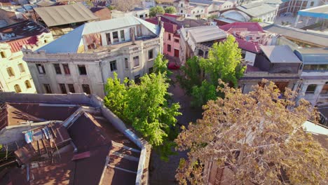 Aerial-establishing-shot-of-Abandoned-Walker-Palace-at-Press-Freedom-Square-in-Concha-y-Toro-Neighborhood,-Santiago