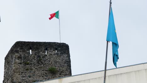 Statische-Ansicht-Der-Portugiesischen-Flagge,-Die-Im-Wind-Auf-Vinhais,-Braganza,-Portugal-Weht