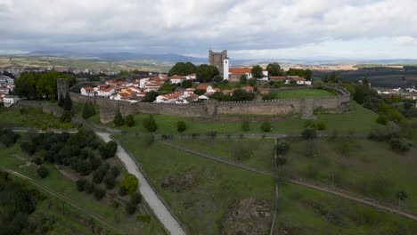 órbita-Aérea-Alrededor-Del-Castillo-Medieval-En-El-Centro-Histórico-De-Braganza-Portugal