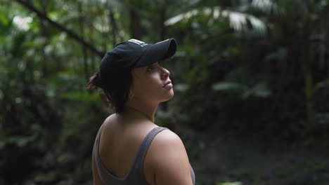 Zeitlupenaufnahme-Einer-Frau,-Die-Im-Regenwald-Von-Puerto-Rico-Schaut-Und-Lächelt