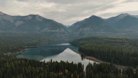 Holland-Lake-Im-Hintergrund-Von-Swan-Range-Bei-Sonnenuntergang-Im-Missoula-County,-Montana