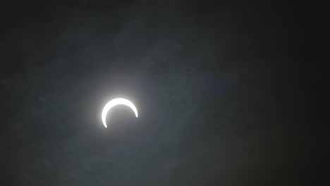 Timelapse-Lunar-En-El-Cielo-Con-Nubes-Durante-El-Eclipse-Solar-Anular