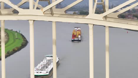 Unter-Großen-Stahlbrücken-Transportieren-Schiffe-Waren-Zum-Nächsten-Bestimmungsort