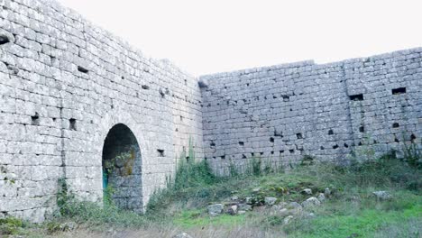 Treppe-Innerhalb-Der-Burgmauer-Von-Monforte,-Chaves,-Portugal