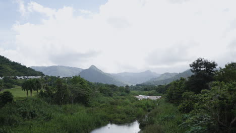 Zeitlupenschwenkaufnahme-Der-Weiten-Berglandschaft-In-Puerto-Rico