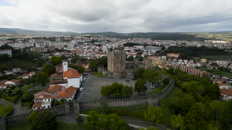 Orangefarbenes-Dach-Mit-Weißer-Fassade-Auf-Der-Mittelalterlichen-Burg-Im-Historischen-Stadtzentrum-Von-Braganza,-Portugal