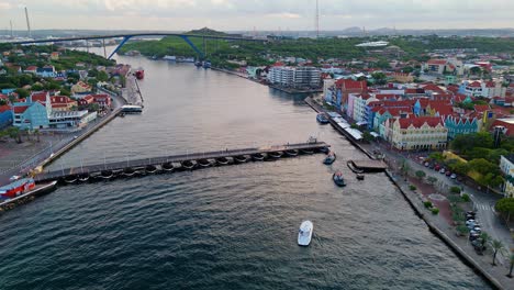 Die-Drohne-Senkt-Sich-Herab,-Während-Sich-Die-Königin-Emma-Willemstad-Curaçao-Brücke-Dreht,-Um-Boote-Zuzulassen