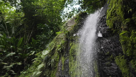 Zeitlupenaufnahme-Von-Wassertropfen,-Die-Von-Einem-Wasserfall-In-Einem-Dschungel-In-Puerto-Rico-Kommen