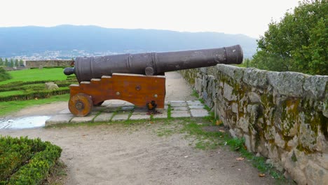 Kippen-Sie-Nach-Oben-Zu-Einer-Großen,-Altmodischen-Kanone,-Die-Auf-Den-Zinnenmauern-Der-Burg-In-Chaves-Vila,-Real-Portugal,-Ruht